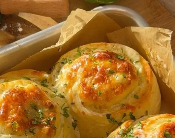 Buttery cheese garlic rolls, everyone will love them!